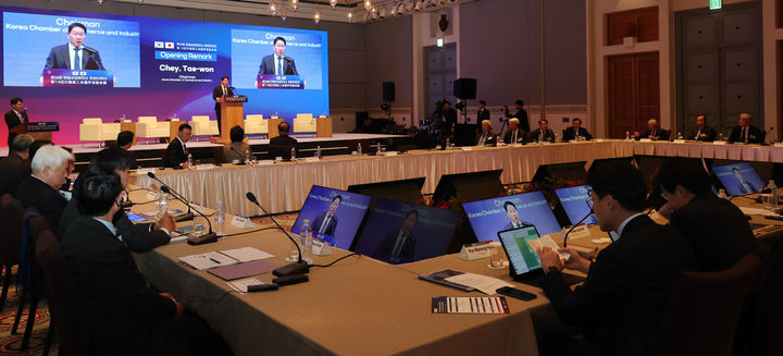 [서귀포=뉴시스]대한상공회의소는 8일 제주 신라호텔에서 일본상공회의소와 함께‘제14회 한일상공회의소 회장단 회의’를 개최했다. 최태원 대한상의 회장이 개회사를 하고 있다.(사진=대한상의 제공) photo@newsis.com *재판매 및 DB 금지