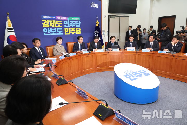 [서울=뉴시스] 조성봉 기자 = 정청래 더불어민주당 대표가 8일 오전 서울 여의도 국회에서 열린 최고위원회의에서 발언을 하고 있다. 2025.12.08. suncho21@newsis.com 