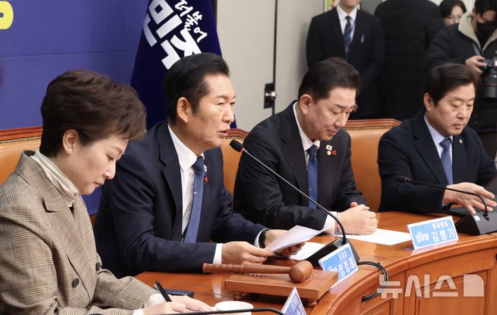 [서울=뉴시스] 조성봉 기자 = 정청래 더불어민주당 대표가 8일 오전 서울 여의도 국회에서 열린 최고위원회의에서 발언을 하고 있다. 2025.12.08. suncho21@newsis.com 