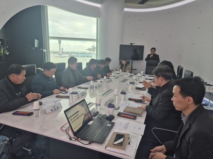 [인천=뉴시스] 지난 4일 인천 영종도 인천공항 제2터미널에서 열린 공항소음 개선 대책 및 영종국제도시 고도 제한 대응을 위한 간담회에서 참석자들이 논의를 하고 있다. (사진=중구 제공) 2025.12.08. photo@newsis.com *재판매 및 DB 금지