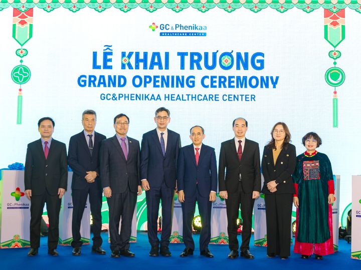 [서울=뉴시스] 왼쪽 세번째부터최영삼 주 베트남 대한민국  대사, 허용준 GC(녹십자홀딩스) 대표이사, 호 쑤언 낭 (Ho Xuan Nang) 페니카 그룹 회장, 응웬 딩 흥 (Nguyen Dinh Hung) 하노이 보건청 부청장 등이 'GC&페니카 헬스케어 센터' 개소식에서 기념촬영을 하고있다. (사진=GG 제공) 2025.12.08. photo@newsis.com *재판매 및 DB 금지