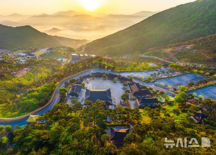 [산청=뉴시스]문화체육관광부 주관 '2026년 열린관광지 조성사업' 공모에 선정된 경남 산청군 동의보감촌 전경.(사진=경남도 제공) 2025.12.08. photo@newsis.com