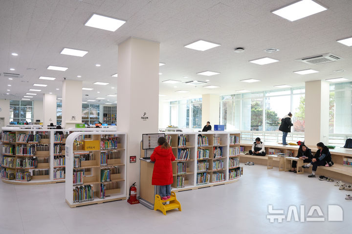 [김해=뉴시스]김해 칠암도서관 재개관. (사진=김해시 제공). 2025.12.08. photo@newsis.com