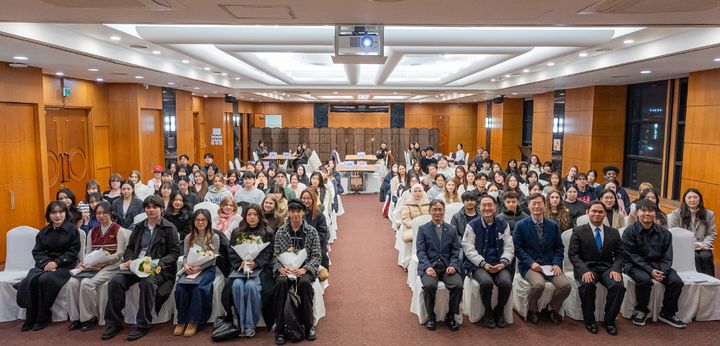 [서울=뉴시스] 서강대 '제1회 국제학생 커리어 & 진학 멘토링의 밤' 참가자들이 기념사진을 촬영하고 있다. (사진=서강대 제공) 2025.12.08. photo@newsis.com *재판매 및 DB 금지