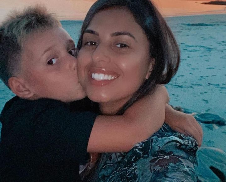 [서울=뉴시스] 2019년 8월 메사추세츠주 샌디 비치에서 브루나 카롤리네 페레이라가 아들과 셀카를 찍고 있다.(출처: WP) 2025.12.08. *재판매 및 DB 금지