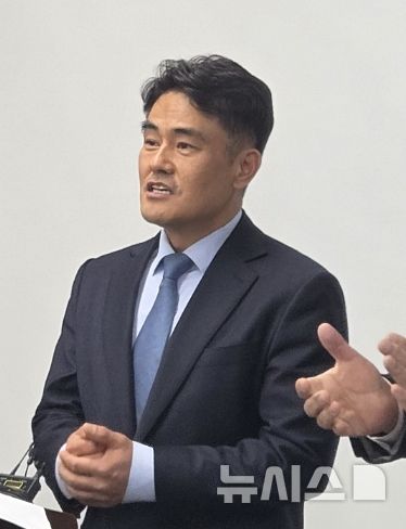 [전주=뉴시스]윤난슬 기자 = 성치두 전 더불어민주당 전북도당 청년소통협력위원장이 8일 전주시청에서 기자회견을 열고, 전주시장 출마를 선언하고 있다. 2025.12.08. yns4656@newsis.com