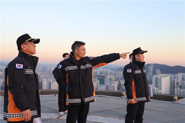 [인천=뉴시스] 임원섭(가운데) 인천소방본부장이 지난 5일 미추홀구 초고층 건축물인 용현엑슬루타워를 방문해 주요 소방시설을 점검하고 있다. (사진=인천소방본부 제공). 2025.12.08. photo@newsis.com *재판매 및 DB 금지