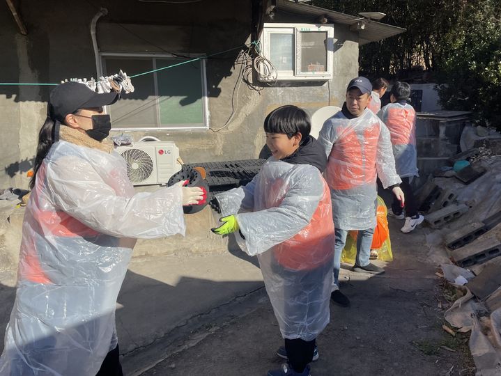 [밀양=뉴시스] 경남 밀양시가족센터 가족봉사단과 자원봉사자들이 사례관리 대상 가정에 연탄을 전달하고 있다. (사진=밀양시 제공) 2025.12.08. photo@newsis.com *재판매 및 DB 금지