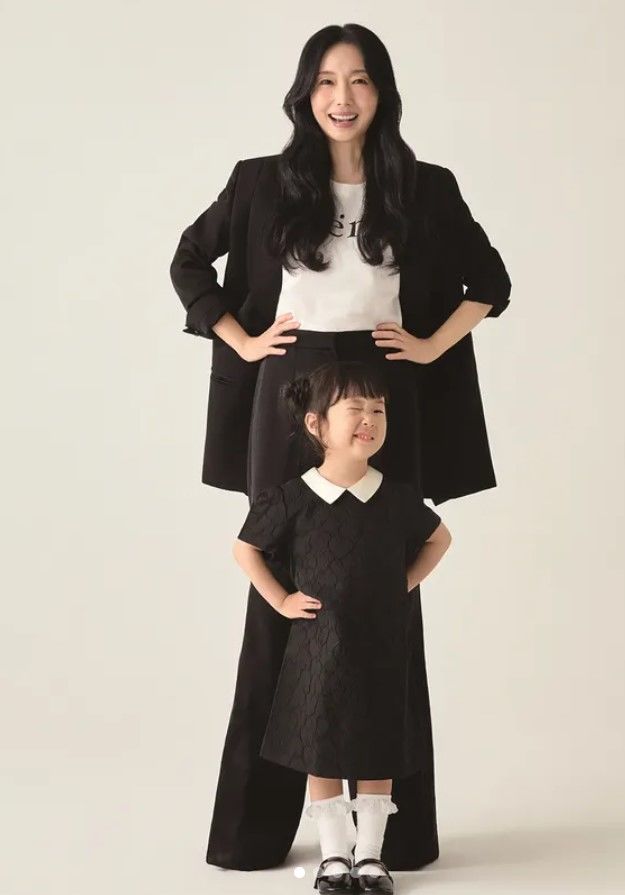 [서울=뉴시스] 가수 겸 배우 이정현이 딸 서아와 함께한 화보를 공개했다. (사진=이정현 인스타그램 캡처) 2025.12.08. photo@newsis.com *재판매 및 DB 금지