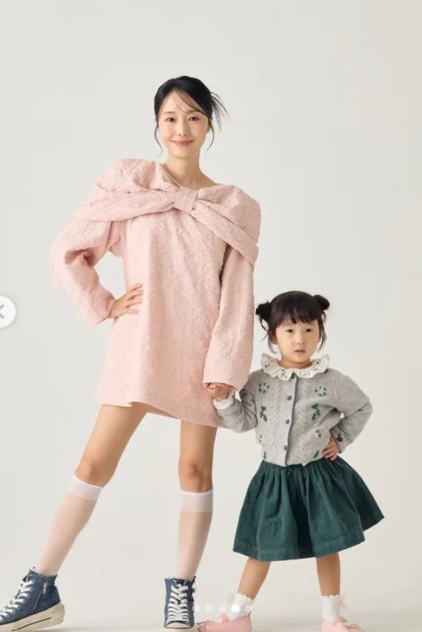 [서울=뉴시스] 가수 겸 배우 이정현이 딸 서아와 함께한 화보를 공개했다. (사진=이정현 인스타그램 캡처) 2025.12.08. photo@newsis.com *재판매 및 DB 금지