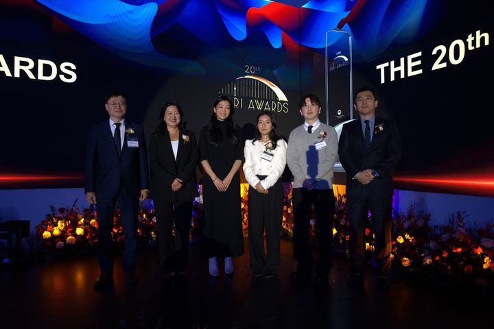 [서울=뉴시스] 4일(현지시간) 미국 로스앤젤레스 코리아센터에서 열린 '2025 다리 어워드 20주년 시상식'에 참석한 이해돈  LA한국문화원 원장, 박사라 랜딩인터네셔널 대표, 박병호  한국콘텐츠진흥원 LA 비즈니스센터 센터장, 최윤 ‘더블랙레이블 USA’ CFO , 양샤나  마케팅 디렉터 (사진= 한국콘텐츠진흥원 제공) 2025.12.08. photo@newsis.com  *재판매 및 DB 금지