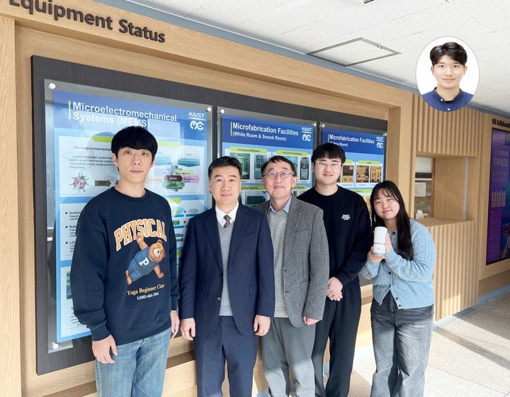 [대전=뉴시스] (왼쪽부터)KAIST 우성윤 박사과정, 김일두·이승섭 교수, 채지환 박사과정, A2US 소속 유지연 연구원, (상단)조유장 박사.(사진=KAIST 제공) *재판매 및 DB 금지