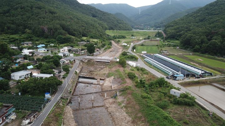 [밀양=뉴시스] 지방하천 준설 및 하도 정비 전경. (사진= 밀양시 제공) 2025.12.08. photo@newsis.com *재판매 및 DB 금지