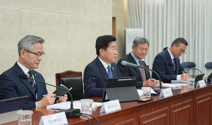 [제주=뉴시스] 오영훈 제주지사가 8일 오전 제주도청 탐라홀에서 열린 월간 정책공유회의에서 발언하고 있다. (사진=제주도 제공) 2025.12.08. photo@newsis.com *재판매 및 DB 금지