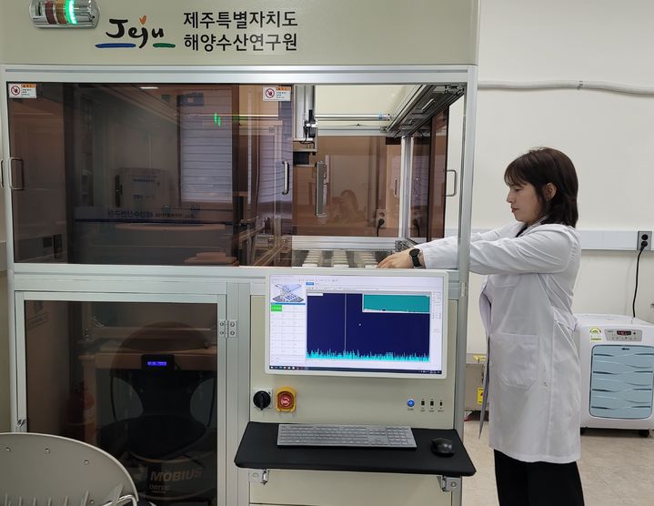 [제주=뉴시스] 제주도 해양수산연구원 수산물 안전성 검사 장면. (사진=제주도 제공) 2025.12.08. photo@newsis.com *재판매 및 DB 금지