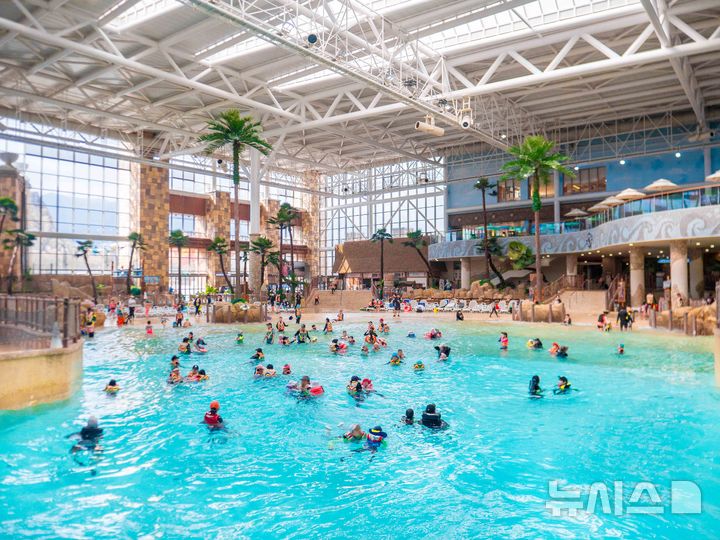 [김해=뉴시스] 김해 롯데워터파크 '겨울 실내시설' 운영. (사진=롯데워터파크 제공) 2025.12.08. photo@newsis.com