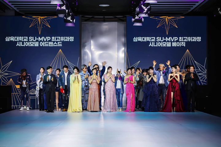 [서울=뉴시스] 지난달 21일 서울 중구 DDP 패션몰 서울패션창작스튜디오에서 열린 수료 패션쇼에서 시니어모델들이 무대에 올랐다. (사진=삼육대 제공) 2025.12.08. photo@newsis.com *재판매 및 DB 금지