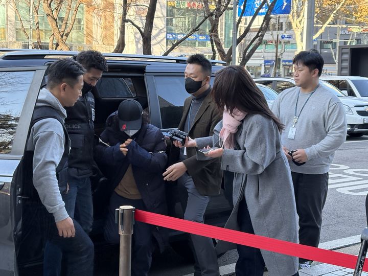 [서울=뉴시스] 권민지 수습기자 = 서울 강서구에서 부부싸움 끝에 남편을 살해한 60대 여성이 구속심사를 받기 위해 8일 오전 서울 양천구 서울남부지법에 모습을 드러냈다.   *재판매 및 DB 금지