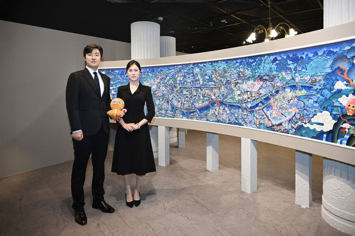 조길현 데브시스터즈 대표가 오는 9일부터 내년 3월 1일까지 진행하는 ‘쿠키런: 사라진 국가유산을 찾아서’ 특별전 장소인 서울 중구 덕수궁 돈덕전에서 기념 촬영을 하고 있다. (사진=데브시스터즈 제공) *재판매 및 DB 금지