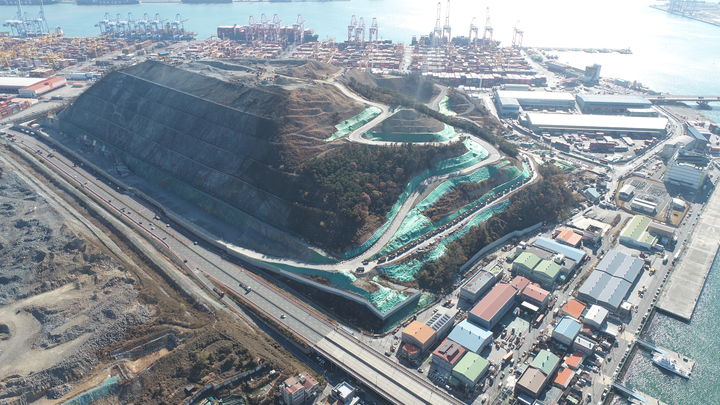 [부산=뉴시스] 부산항 신항 북컨테이너 2단계 항만배후단지 조성공사 현장. (사진=부산항만공사 제공) 2025.12.08. photo@newsis.com *재판매 및 DB 금지