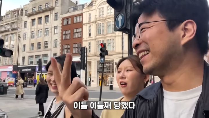 [뉴시스] 유명 여행 유튜버 조튜브의 일행이 영국 여행을 하는 모습. (사진=유튜브 갈무리) 2025.12.8       *재판매 및 DB 금지