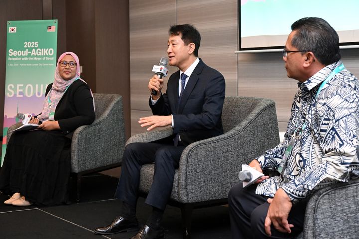 [쿠알라룸푸르 =뉴시스]오세훈 서울시장이 7일(일) 풀만 쿠알라룸푸르 시티센터 호텔에서 열린 '한국유학 말레이시아 동문회(AGIKO) 간담회'에서 참석자의 질문에 대답하고 있다. 2025.12.08. (사진=서울시 제공) *재판매 및 DB 금지