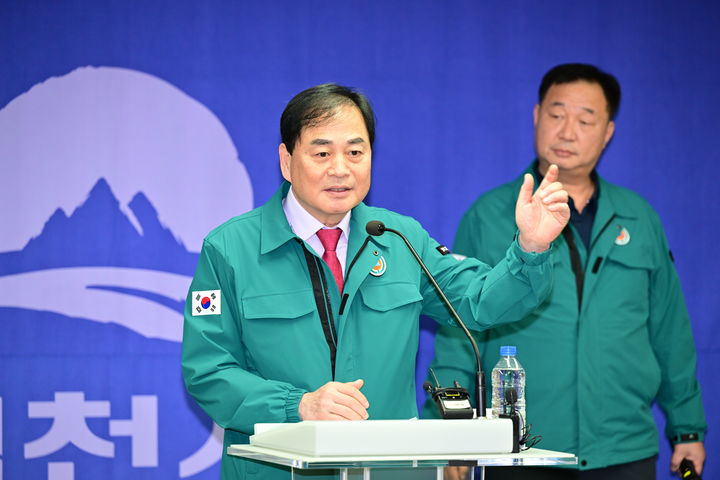 [김천=뉴시스] 배낙호 시장이 황금정수장 이전 계획을 발표하고 있다. (사진=김천시 제공) 2025.12.08 photo@newsis.com *재판매 및 DB 금지