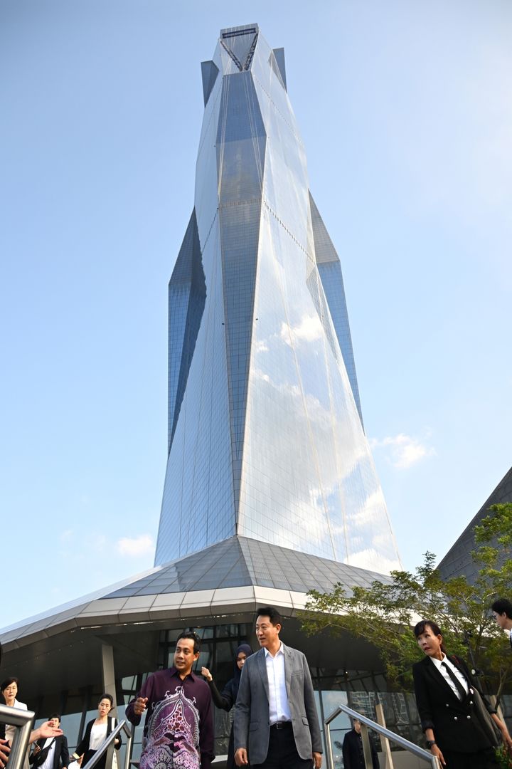 [쿠알라룸푸르 =뉴시스]7일(일) 세계에서 두 번째로 높은 건축물 쿠알라룸푸르 '메르데카118'을 찾은 오세훈 서울시장이 다토 이르 테스 이즈완 이브라힘 CEO와 함께 외관을 둘러보고 있다. 2025.12.08. (사진=서울시 제공) *재판매 및 DB 금지