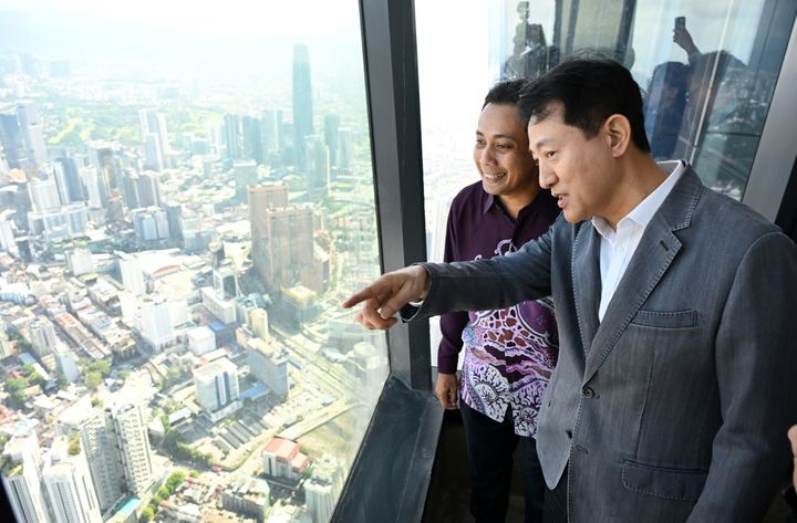 [쿠알라룸푸르 =뉴시스]7일(일) 세계에서 두 번째로 높은 건축물 쿠알라룸푸르 '메르데카118'을 찾은 오세훈 서울시장이 다토 이르 테스 이즈완 이브라힘 CEO와 함께 전망대에서 시내 전경을 내려다보고 있다.. 2025.12.08. (사진=서울시 제공)  *재판매 및 DB 금지