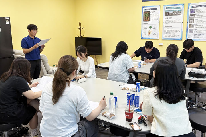 [진주=뉴시스]경상국립대학교 GNU원예축산영농창업특성화사업단 ‘몽글몽글’ 팀이 대전 유성구 마을커뮤니티 꿈샘에서 농림수산식품교육문화정보원이 주관한 ‘원팀(One-Team) 프로젝트’ 최종 발표회에서 대상(농정원장상)을 수상했다.(사진=경상국립대 제공).2025.12.08.photo@newsis.com *재판매 및 DB 금지