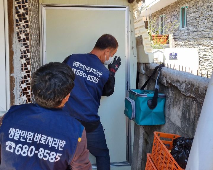 [영양=뉴시스] 영양군 생활민원 바로처리반이 문을 수리하고 있다. (사진=영양군 제공) 2025.12.08. photo@newsis.com  *재판매 및 DB 금지