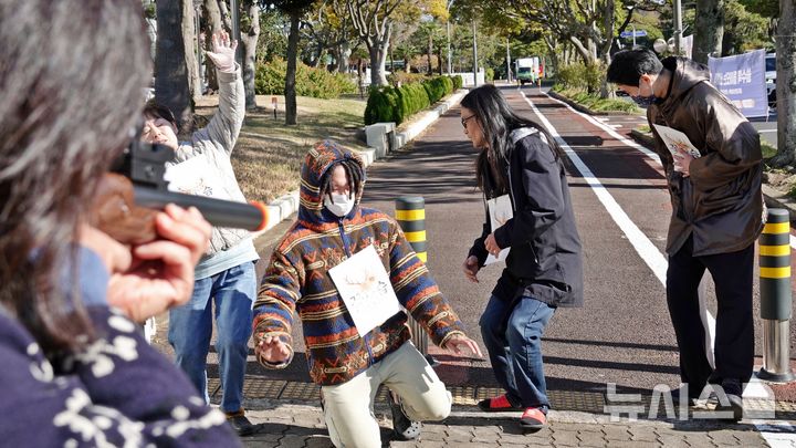[제주=뉴시스] 오영재 기자 = 꽃사슴 유해동물 중단 및 생명 공존 제주행동이 8일 오후 제주도의회 앞에서 꽃사슴 유해동물 지정 반대 기자회견을 열고 장총에 의한 꽃사슴 포획 퍼포먼스를 하고 있다. 2025.12.08. oyj4343@newsis.com 