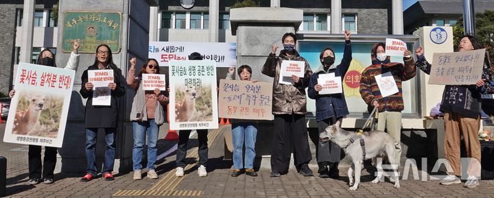 [제주=뉴시스] 오영재 기자 = 꽃사슴 유해동물 중단 및 생명 공존 제주행동이 8일 오후 제주도의회 앞에서 꽃사슴 유해동물 지정 반대 기자회견을 하고 있다. 2025.12.08. oyj4343@newsis.com 