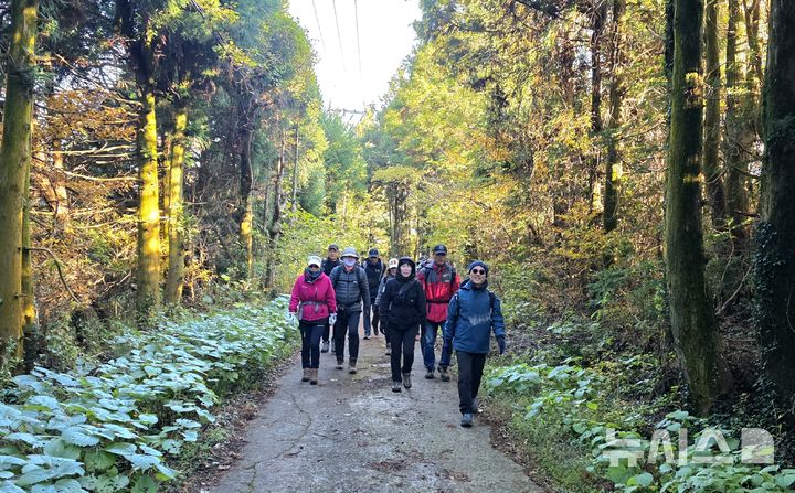 [제주=뉴시스] 임재영 기자 = 제주트레일워킹협회 회원와 제주트레일워킹 아카데미 교육생 등이 6일 오전 제주시 외곽 오솔길을 걸고 있다. 2025.12.08. ijy788@newsis.com
