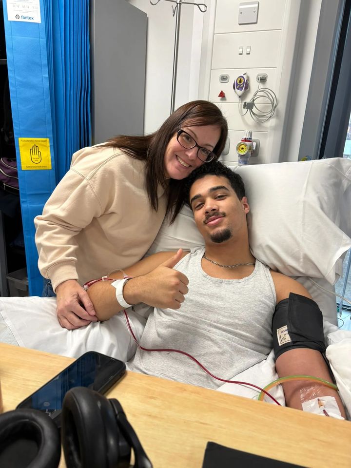 [서울=뉴시스] AI챗봇인 챗GPT로 희귀 질병을 조기 진단한 카란 에일스(오른쪽)의 모습. (출처: 더선)