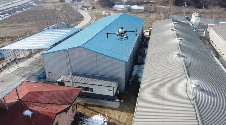 [홍성=뉴시스] 홍성군이 축사 주변에 대해 드론으로 입체방역을 실시하고 있다. *재판매 및 DB 금지