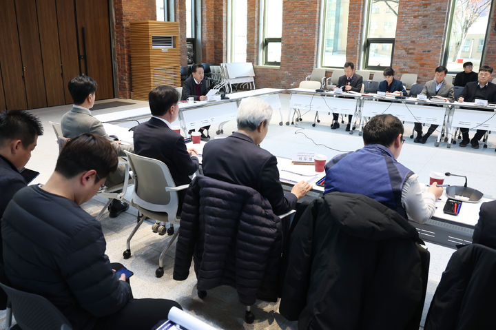 [청주=뉴시스] 8일 충북도청 대회의실에서 열린 충북 공공기관 유치 시행전략 연구용역 최종보고회. (사진=충북도 제공) *재판매 및 DB 금지