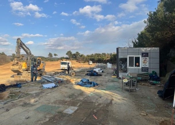 웅포 골프연습장의 불법 시설물이 자진 철거되고 있다.(사진=익산시 제공) *재판매 및 DB 금지