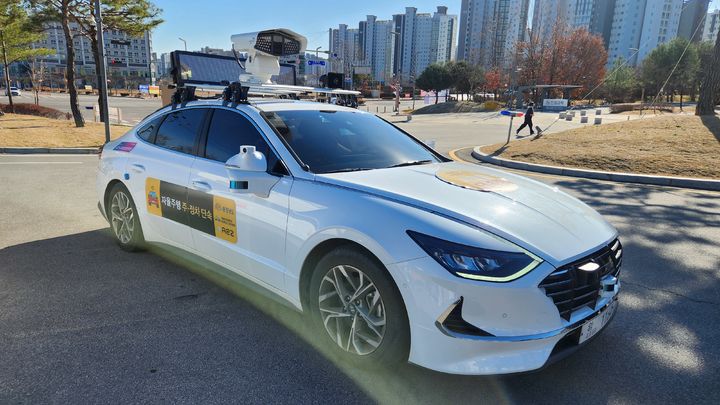 [홍성=뉴시스] 충남 내포신도시 주정차 단속 자율차량 모습.  *재판매 및 DB 금지