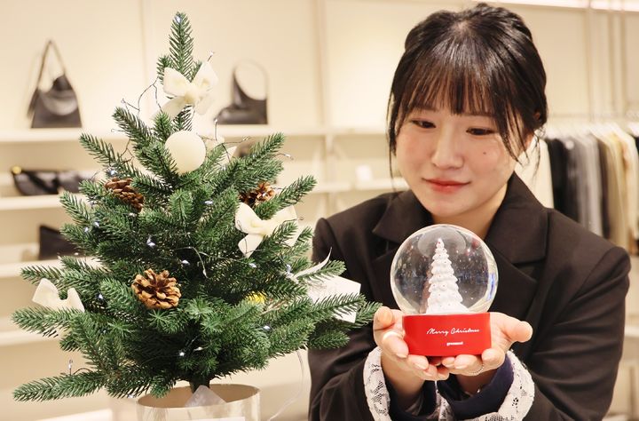 [대구=뉴시스] 롯데백화점 대구점은 1층 코프트에서 자연스러움을 살린 '그리밋' 크리스마스 트리를 선보인다. (사진 = 롯데백화점 제공) 2025.12.08. photo@newsis.com *재판매 및 DB 금지