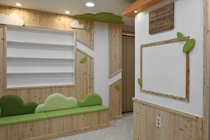 [대전=뉴시스] 2025년 산림청의 '어린이 이용시설 목조화사업'에 선정돼 친환경 국산목재로 실내 환경을 조성한 인천 서구 해맑은영재어린이집의 모습.(사진=산림청 제공) *재판매 및 DB 금지