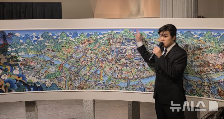 [서울=뉴시스]오동현 기자 = 조길현 데브시스터즈 대표가 8일 서울 중구 덕수궁 돈덕전에서 '쿠키런: 사라진 국가유산을 찾아서' 특별전 기자간담회를 열고 '쿠키런 상상화 3: 꺼지지 않을 희망의 빛'을 소개하고 있다. 2025.12.08. odong85@newsis.com