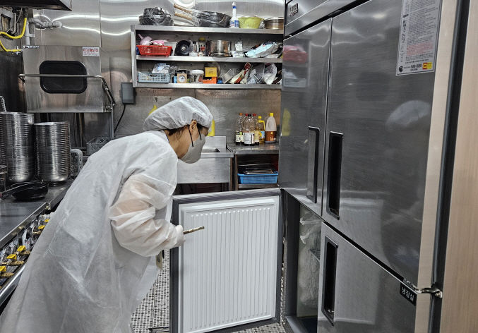 [광주=뉴시스] 광주 남구 식품접객업소 지도·점검. (사진 = 남구 제공) 2025.12.08. photo@newsis.com *재판매 및 DB 금지