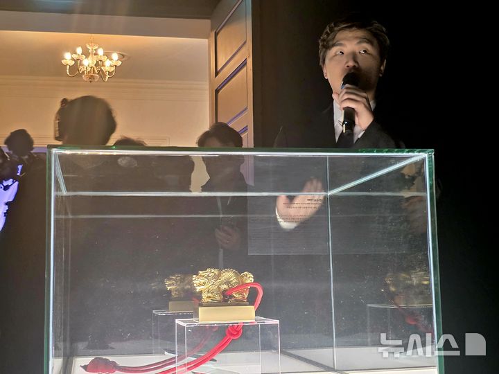 [서울=뉴시스]오동현 기자 = 조길현 데브시스터즈 대표가 8일 서울 중구 덕수궁 돈덕전에서 '쿠키런: 사라진 국가유산을 찾아서' 특별전 기자간담회를 열고 김영희 옥장의 손으로 복원된 '대한국새'를 공개했다. 2025.12.08. odong85@newsis.com