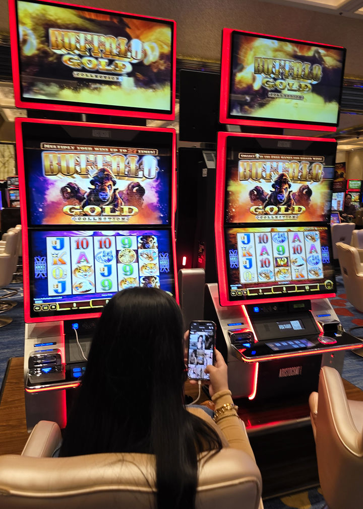필리핀 마닐라의 글로벌 카지노에 설치되어 인기가 높은 버팔로 슬롯머신.(사진=뉴시스) *재판매 및 DB 금지