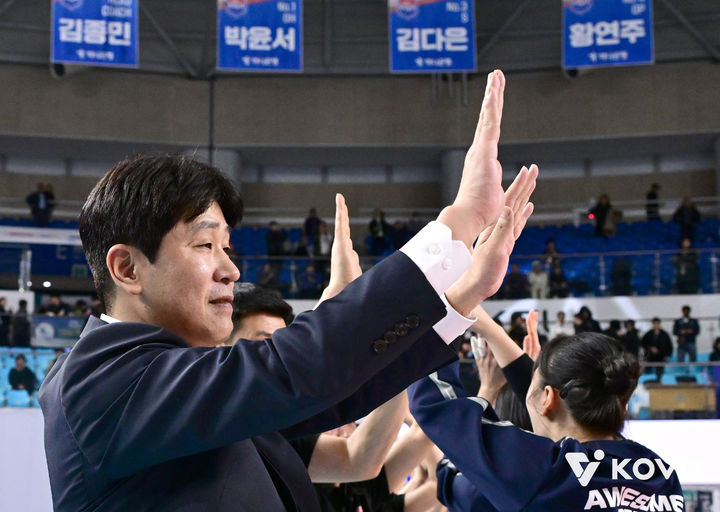 [서울=뉴시스]여자배구 한국도로공사 김종민 감독. (사진=KOVO 제공)