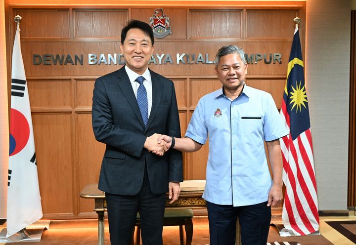 [쿠알라룸푸르=뉴시스] 오세훈 서울시장은 8일 오전 쿠알라룸푸르 시청에서 다툭 파들룬 막 우주드(Datuk Fadlun Mak Ujud) 시장을 만나 우호 도시 협정 (MOU) 체결 후 교류 협력 방안을 면담했다. 2025.12.08. (사진=서울시 제공) *재판매 및 DB 금지