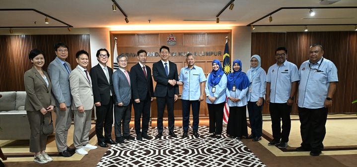 [쿠알라룸푸르=뉴시스] 오세훈 서울시장은 8일 오전 쿠알라룸푸르 시청에서 다툭 파들룬 막 우주드(Datuk Fadlun Mak Ujud) 시장을 만나 우호 도시 협정(MOU) 체결 후 교류 협력 방안을 면담했다. 2025.12.08. (사진=서울시 제공)  *재판매 및 DB 금지