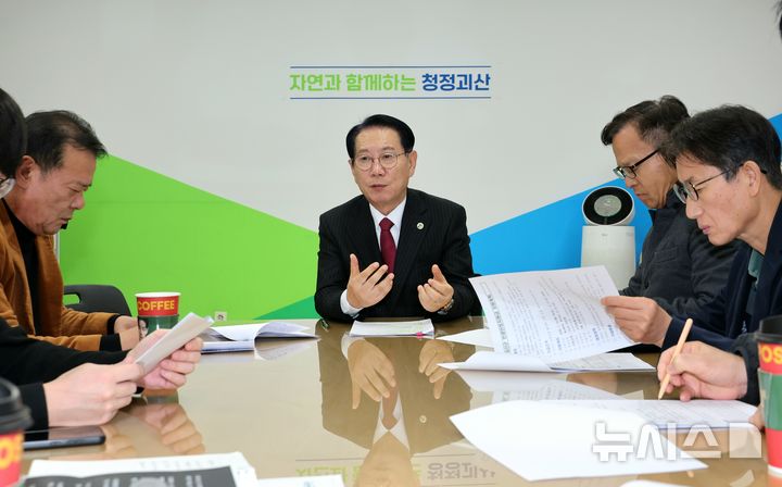 [괴산=뉴시스] 8일 괴산군청 브리핑룸에서 송인헌 군수가 민생안정지원금 지급 계획을 발표하고 있다 (사진= 괴산군 제공) 2025.12.08. photo@newsis.com *재판매 및 DB 금지