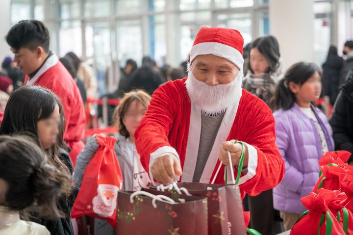 [서울=뉴시스]김영찬 골프존문화재단 이사장이 아이들에게 선물을 나눠주고 있다.(사진=골프존 제공) 2025.12.08. photo@newsis.com *재판매 및 DB 금지